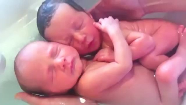 Bebes Jumeaux Prennent Un Bain Et Ne Se Separent Pas Video Dailymotion