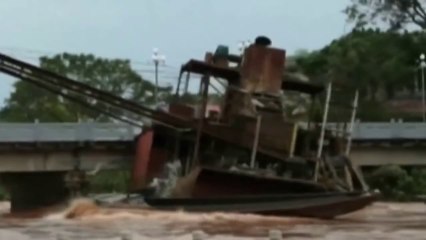 Typhoon Haiyan : Bateau sur une rivière en crue