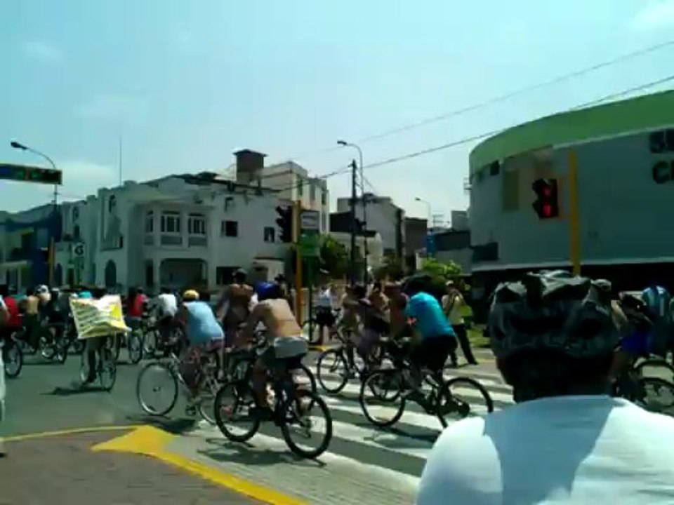 Ciclonudista Lima 2012 - partiendo