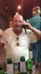 Il Becco al telefono con una ragazza...