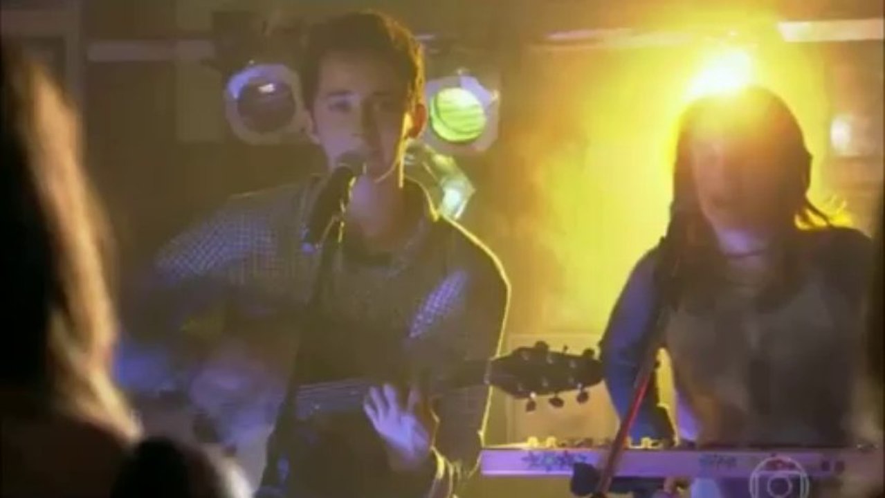 Ben e Giovana cantam "Contato Imediato" no sarau