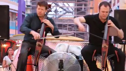 CELLO DUO PREFORMS PAT BENATAR - HEART BREAKER - LAS VEGAS, FREMONT STREET -  ENTERTAINMENT