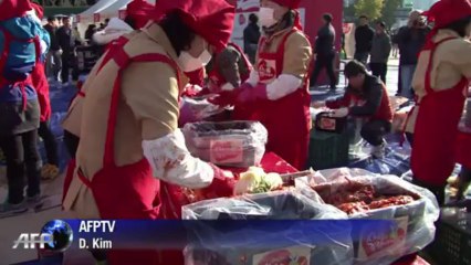 Mass kimchi-making by 3,000 women in central Seoul
