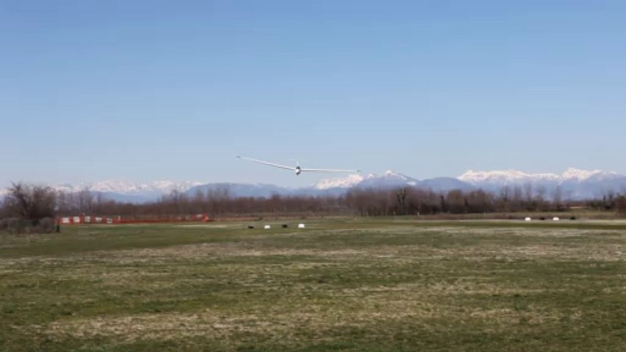 Luca Bertossio Low Pass flyby ASK 21