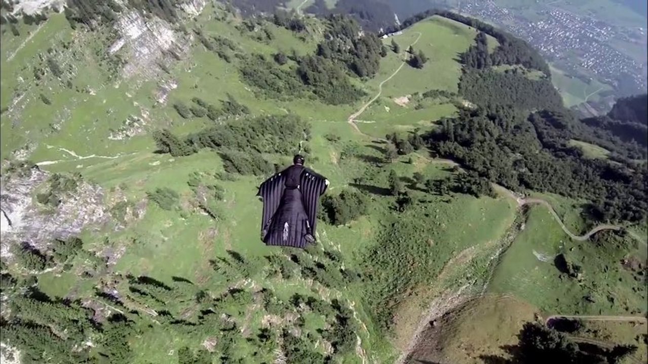 Jeb Corliss Wingsuit dans les Alpes Suisses