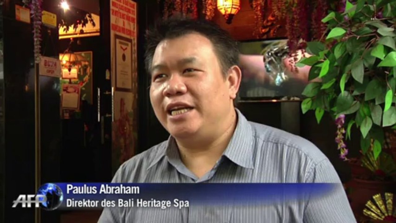 Schlüpfriger Kick aus Jakarta: Schlangen-Massage