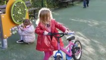 Marie Antoinette et premiers tours de vélo pour les 5 ans des filles!