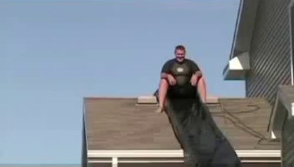 Idiota bajando en tobogan