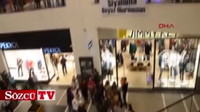 Genç kadına avm'de şoke eden evlilik teklifi