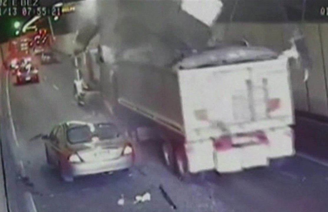 ZAPPING ACTU DU 15/11/2013 - Un camion australien détruit le plafond d'un tunnel