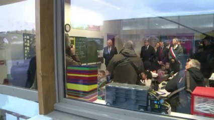 Jean-Marc Ayrault et Vincent Peillon dans une école de Cluny