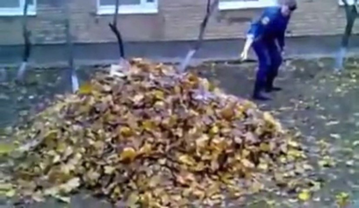 Régis brûle des feuilles mortes... Enfin, il les fait EXPLOSER! FAIL