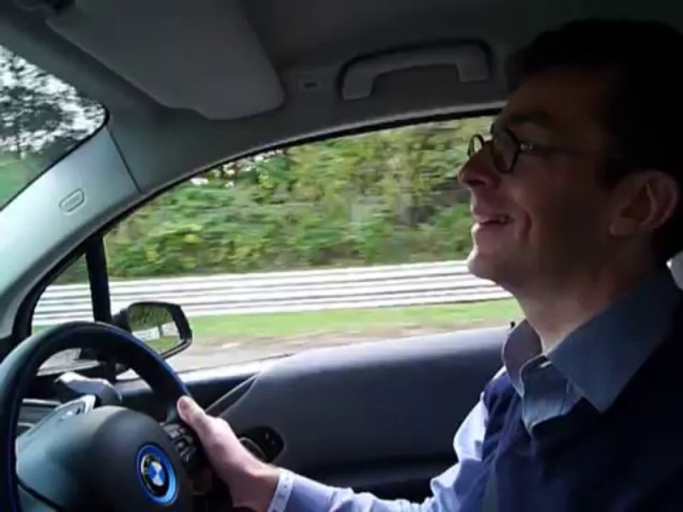 BMW i3 vs. BMW M3 drag race