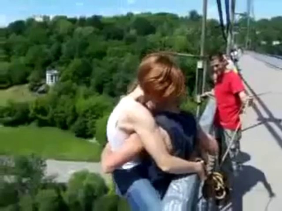 Saut pendulaire en tandem extrême : sans élastique... La fille est folle!