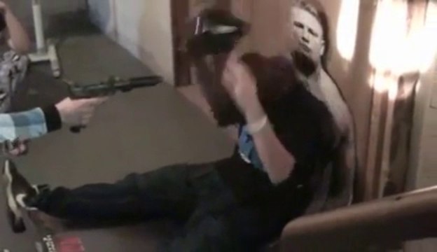 Se faire trer dans la tête avec un Paintball, sans protections. Taré!