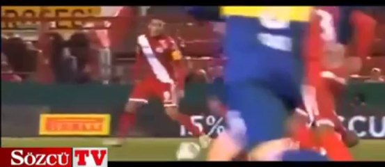 Video herunterladen: Futbol tarihinde görülmemiş olay