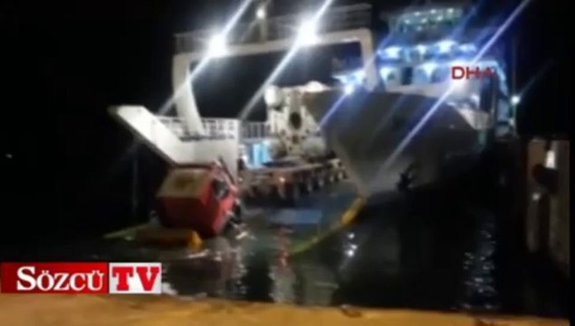 Kamyon feribottan denize düştü