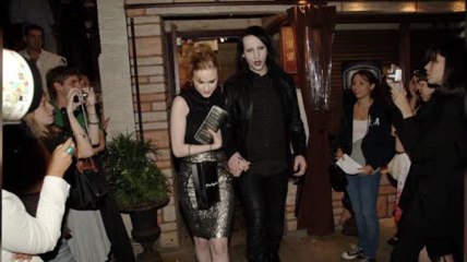 Скачать видео: Evan Rachel Wood Discusses 'Mean' Fans Critiquing Relationship With Marilyn Manson