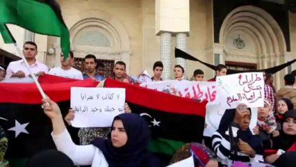 Les Libyens continuent à manifester contre les milices