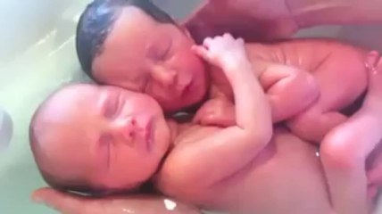 Vidéos naissance Des bébés jumeaux ne réalisent pas qu'ils sont nés
