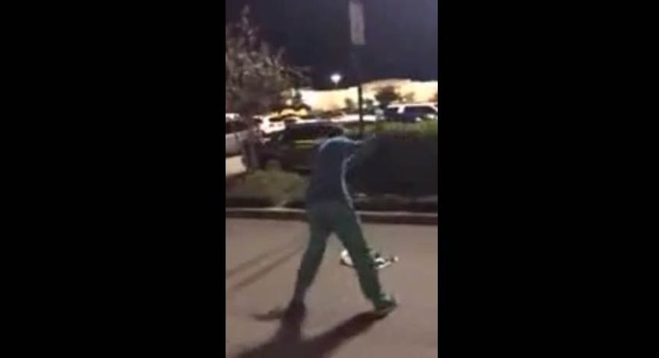 Un mec détruit une Playstation 4 avec une batte de baseball