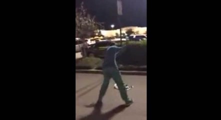 Un mec détruit une Playstation 4 avec une batte de baseball