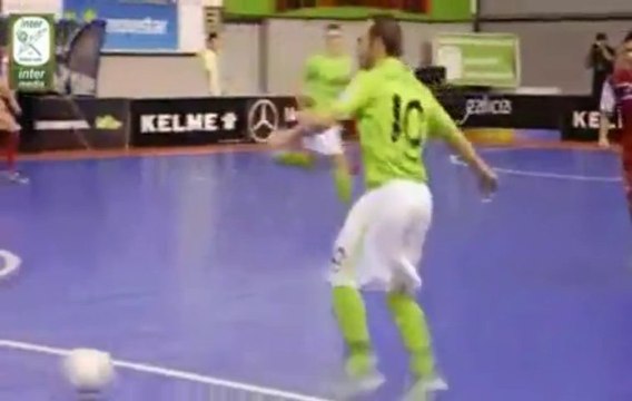Ricardinho mostra todo o seu talento e dá baile em Espanha