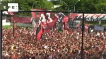 Torcedores lotam sede do Flamengo para receber Ronaldinho.