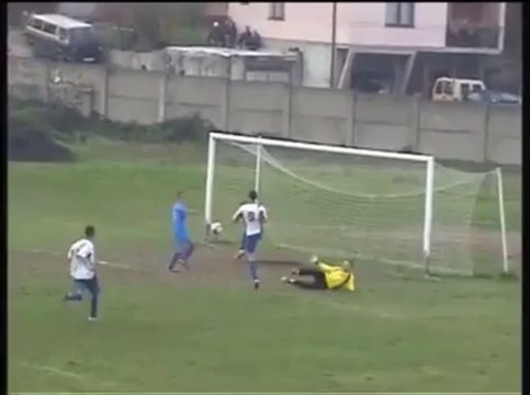 Rater un but tellement facile... Honte à ce joueur de foot.