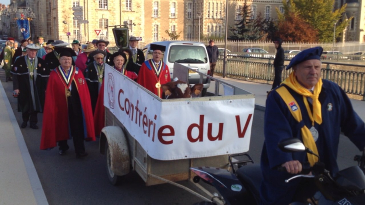 La confrérie du veau défile en ville.