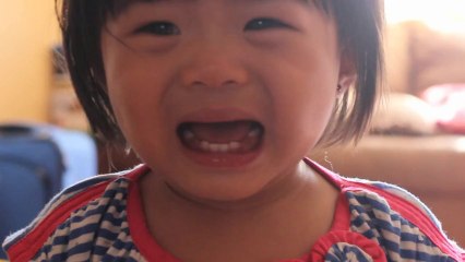 Akıllı baba kızının ağlamasını saniyeler içinde durduruyor