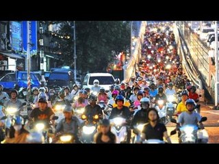 Bikers ambushed by sickle-wielding thugs in New Taipei City