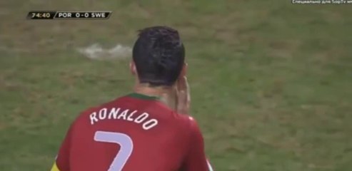 Defesa sueco tenta expulsar o capitão português e Cristiano Ronaldo goza com ele de forma cómica