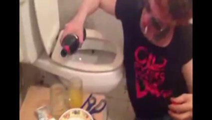 Pity se prepara un trago con agua del inodoro