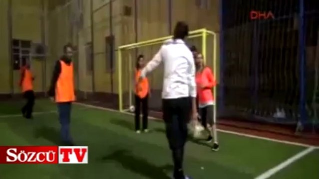 halı sahadan kızlı erkekli tepki