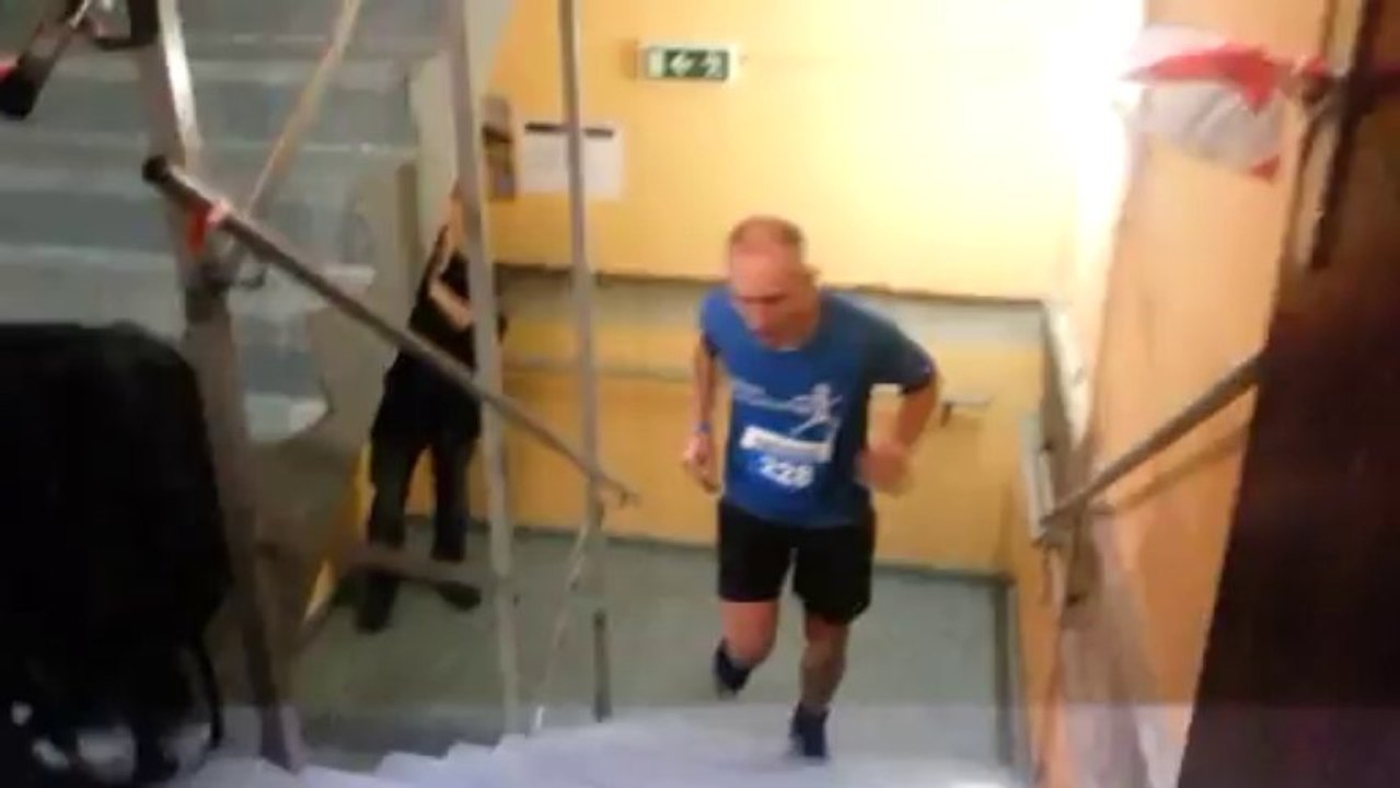 Helmut Lotti monte les marches du Sheraton pour l'Unicef suite