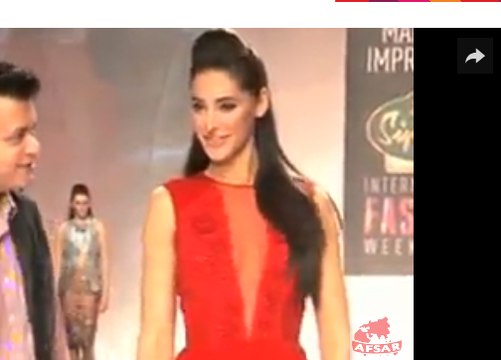Bollywood Actresses Nargis Fakhri on Fashion Show ramp