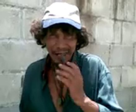 Un homme mange une souris vivante