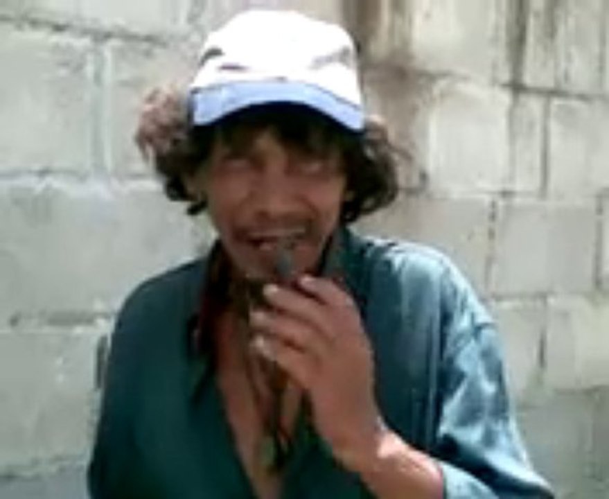 Un homme mange une souris vivante