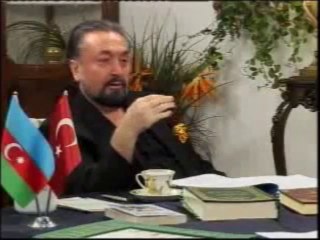 ONLARIN GELENEKSEL KIYAFETİ KIRMIZI KÜLAHTIR.