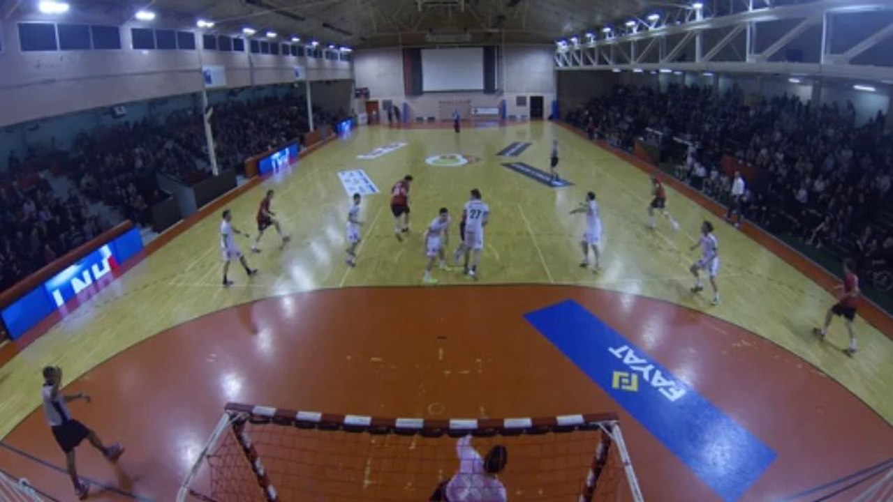 Le demi-centre d'Ivry Sebastian Simonet provoque la furie de Yassine Idrissi sur une contre-attaque