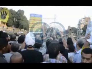 احد مويدى الرئيس المعزول يرفع الحزاء امام قوات الجيش 15-11-2013