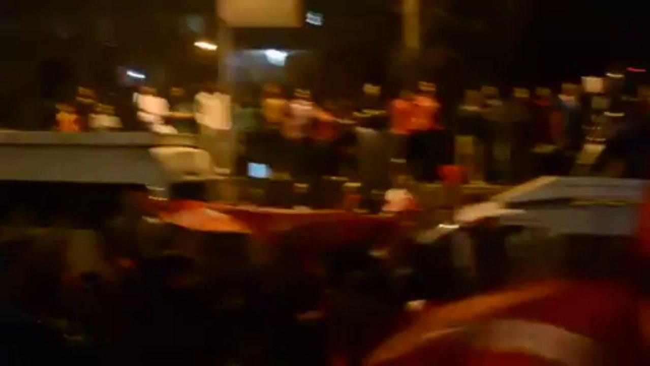 جماهير الأهلي تطلق الشماريخ بعد فوز الأهلي بدور...