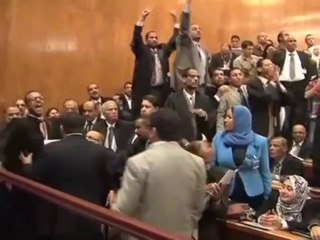 لقطات للرئيس المعزول مرسي  أثناء أولى جلسات محاكمته