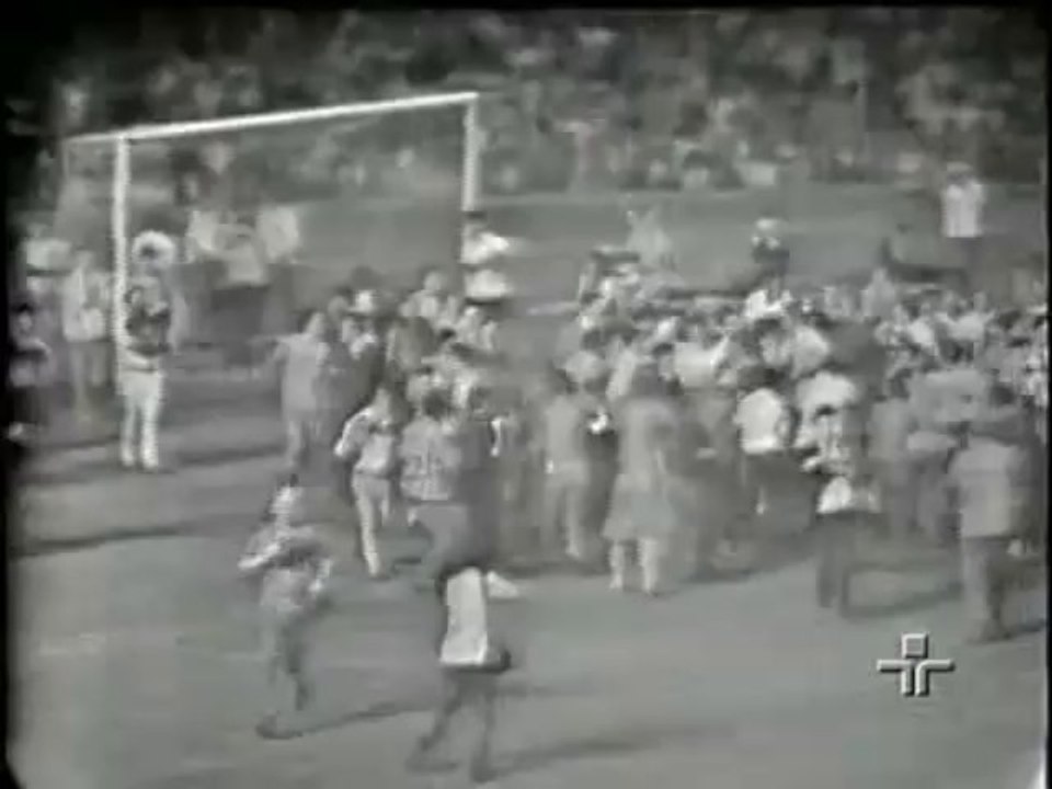 Τρελοί πανηγυρισμοί για το 1000ο γκολ του Πελέ