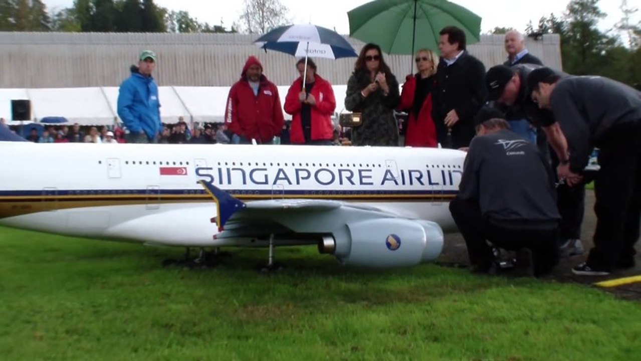Gigantic A-380 Singapore Airlines Remote Control Model Airplane