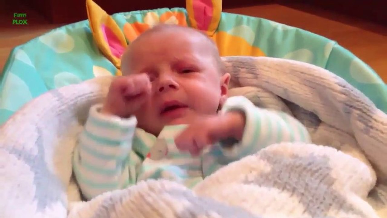 Bébés qui éternuent!  Trop mignon - Compilation de Bébés