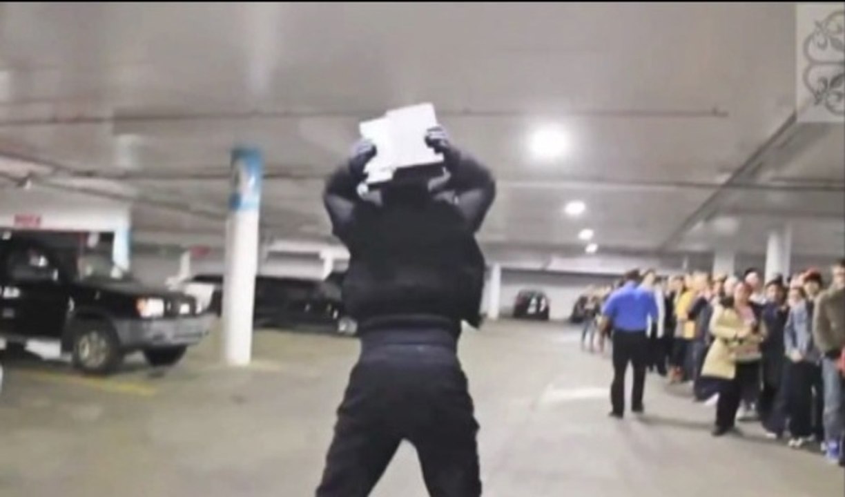 Il défonce une PlayStation 4 devant les fans qui font la queue !