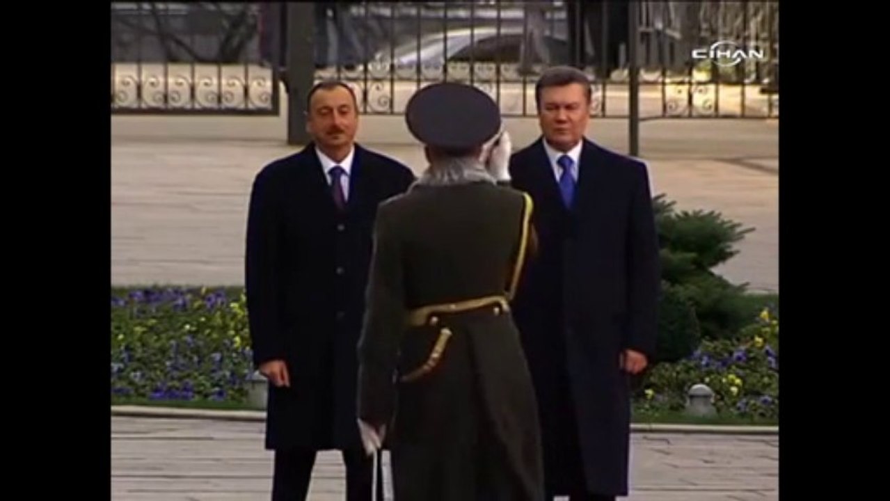 Aliyev ve Yanukoviç’in önünde askerin zor anlarıhdjdyfh