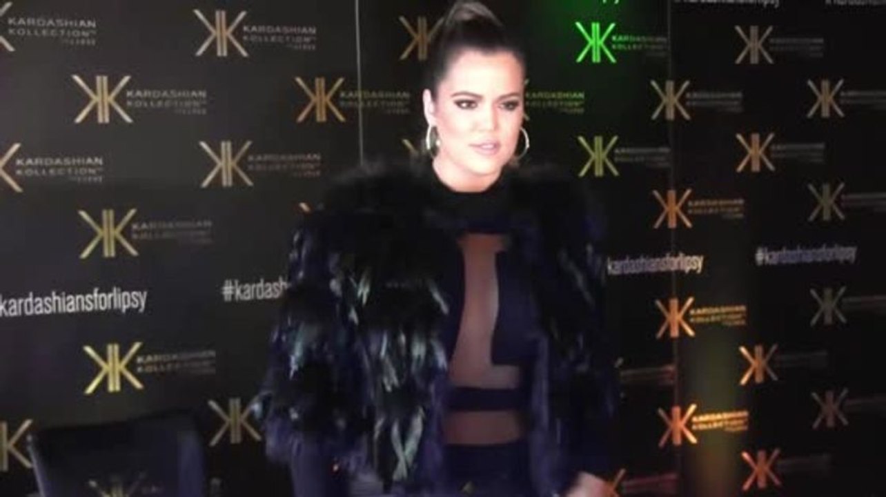 Khole Kardash trifft ihre Fans in London in freizügigem Top